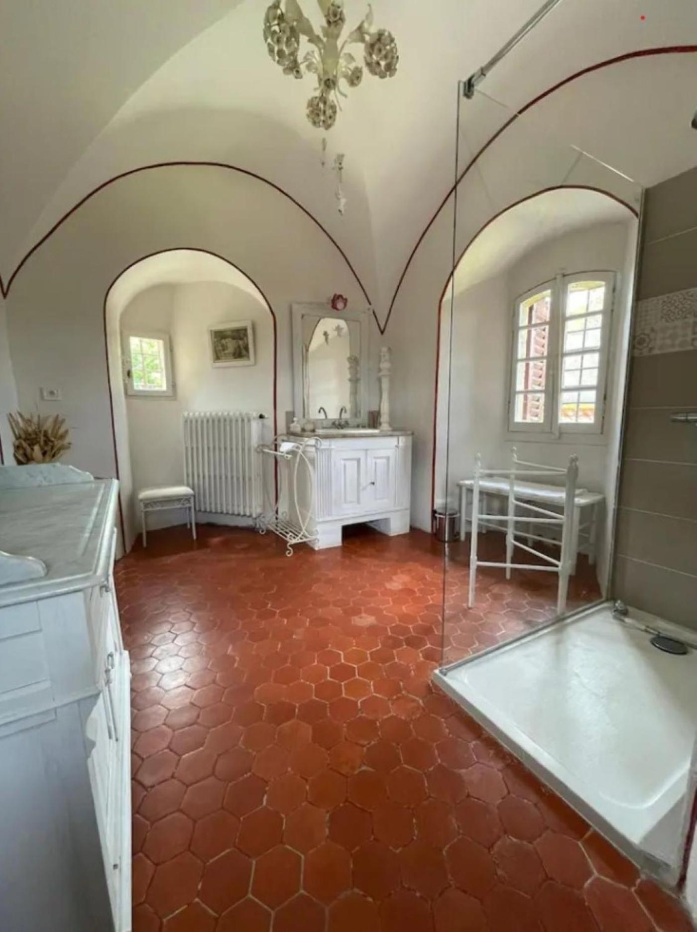 Appartement Spacieux Avec Deux Chambres Au Chateau Valence  Buitenkant foto