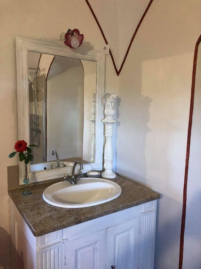 Appartement Spacieux Avec Deux Chambres Au Chateau Valence  Buitenkant foto